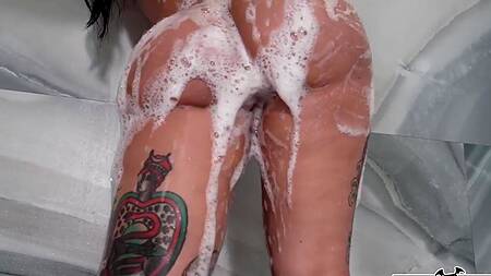 Сочная азиатка в душе сосет толстый хуй негра