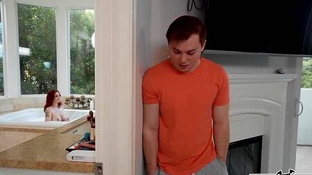 Пацан моет в ванной рыжую мачеху и трахает её