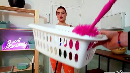 Рыжая домработница ебется с хозяином вместо уборки