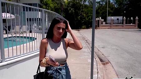 Негр с большим членом трахает в машине телку с красивыми сиськами