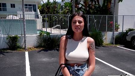 Негр с большим членом трахает в машине телку с красивыми сиськами