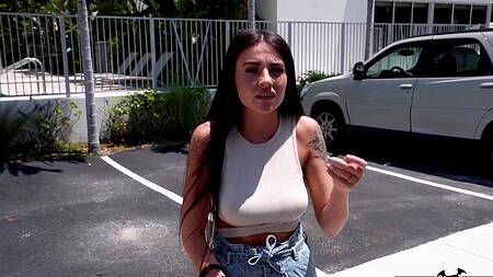 Негр с большим членом трахает в машине телку с красивыми сиськами