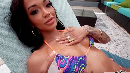 Негритянка в масле жарко ебется около бассейна