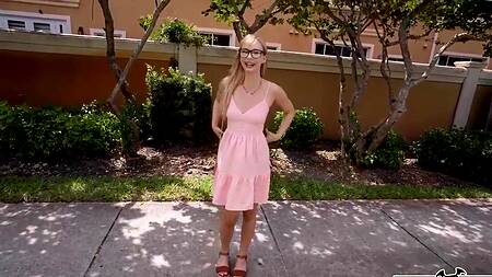 Милая девка в розовом платье ебется в машине за деньги