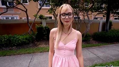 Милая девка в розовом платье ебется в машине за деньги