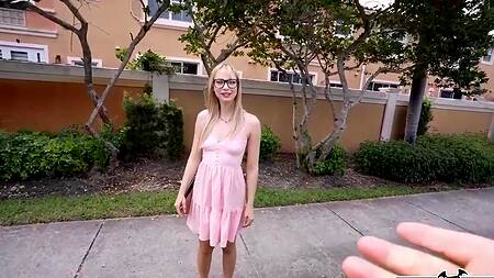 Милая девка в розовом платье ебется в машине за деньги