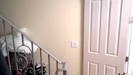 Чернокожий мужик после душа трахает в попку тощую падчерицу