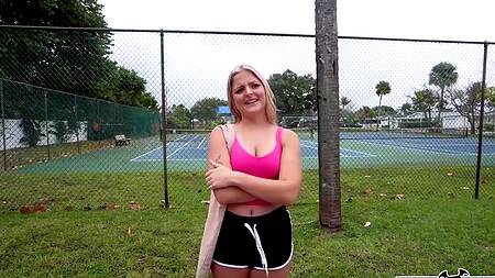 Милая блондинка ведется на деньги и отдается в попку