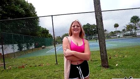 Милая блондинка ведется на деньги и отдается в попку