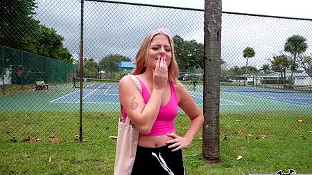 Милая блондинка ведется на деньги и отдается в попку