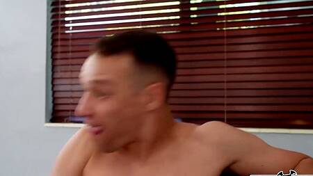 Сестра показывает сочную попку и соблазняет брата на интим