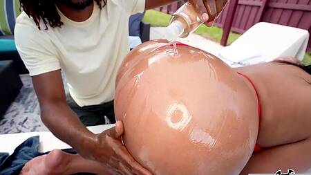 Загорелая милфа большими сиськами отдается черному парню