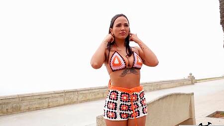 Сочная красотка во время пробежки нашла секс на пляже