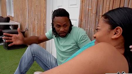 Негр ласкает сиськи сводной сестры и трахает её