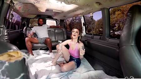 Девка на улице показывает сиськи и дает в анус в вагине