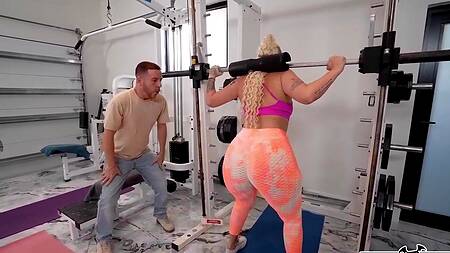Зрелая блондинка с большой жопой трахается с тренером