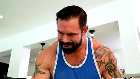 Накачанный мужик тренирует милашку и трахает её