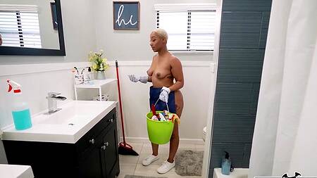 Темнокожая домработница согласна на секс за деньги