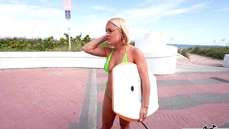 Сочная блондинка в купальнике ебется с негром за деньги