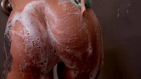 Белая телка соблазняет на еблю черного сводного брата в душе