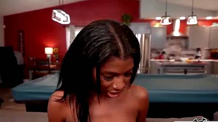 Чернокожий мужик готовит завтрак и трахает красивую падчерицу