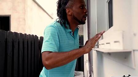 Чистильщик бассейна угощает большим членом хозяйку в душе