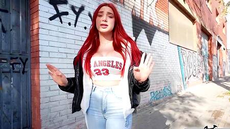 Рыжая красотка с шикарным телом готова ебаться в попку