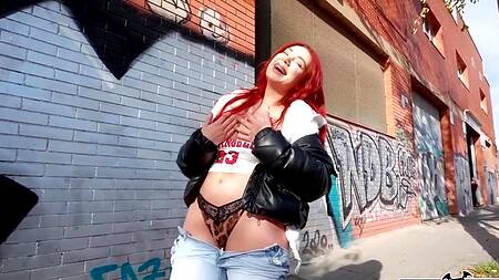 Рыжая красотка с шикарным телом готова ебаться в попку