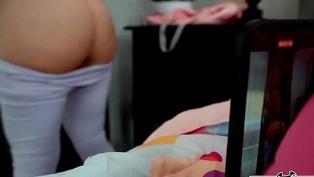 Фоткает упругую попку пошлой подруги и страстно её ебет