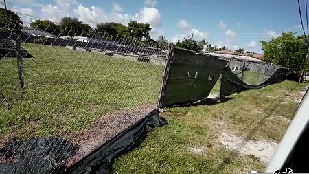 Блондинка в розовых лосинах отдается негру в очко за деньги