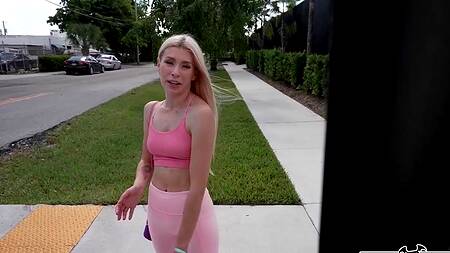 Блондинка в розовых лосинах отдается негру в очко за деньги