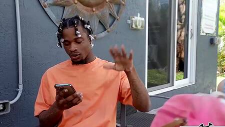 Стройная милашка в очках дает в жопу негру с большим членом