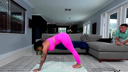 Пацан подшучивает над мачехой и страстно её ебет