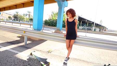 Рыжая мулатка на улице соблазняет незнакомца на секс