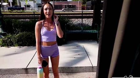 Стройной красотке понравился секс за деньги в машине