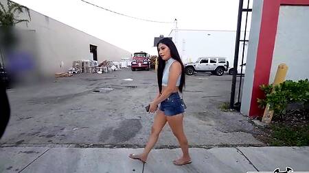 Богатый негр разводит телку на секс за деньги в машине