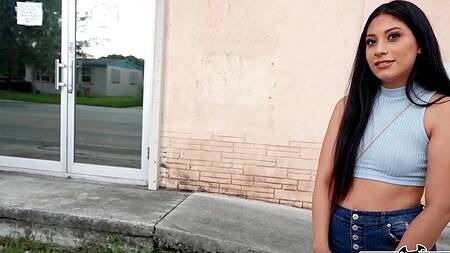 Богатый негр разводит телку на секс за деньги в машине