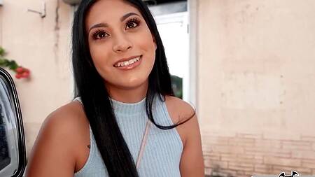 Богатый негр разводит телку на секс за деньги в машине