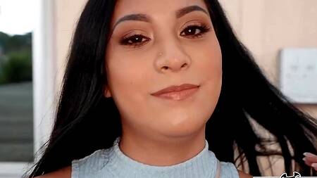 Богатый негр разводит телку на секс за деньги в машине