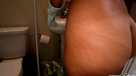 Домработница за деньги готова и сексом заниматься