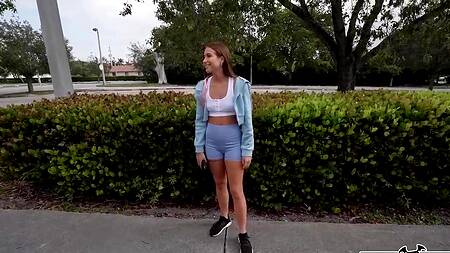 Милой девке понравилось ебаться в машине за деньги