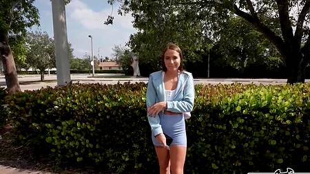 Милой девке понравилось ебаться в машине за деньги