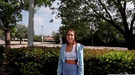 Милой девке понравилось ебаться в машине за деньги