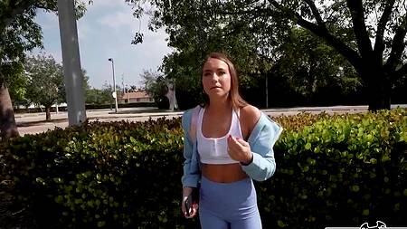 Милой девке понравилось ебаться в машине за деньги