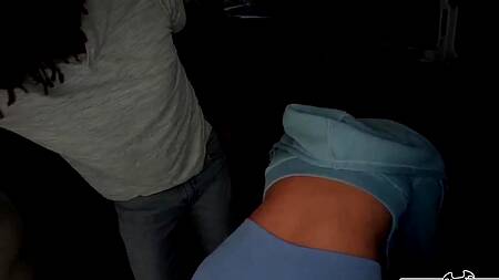 Милой девке понравилось ебаться в машине за деньги