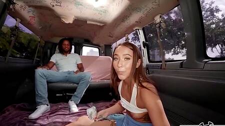 Милой девке понравилось ебаться в машине за деньги