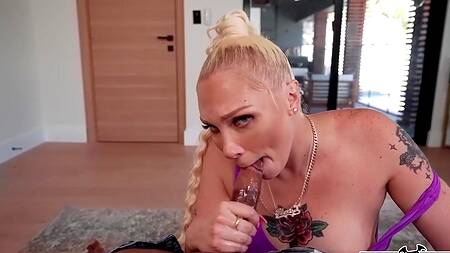 Блондинка с огромной жопой соблазняет негра после душа