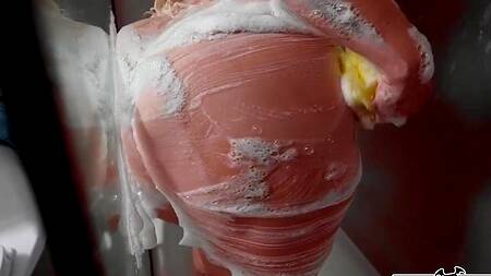 Блондинка с огромной жопой соблазняет негра после душа