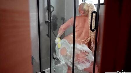 Блондинка с огромной жопой соблазняет негра после душа