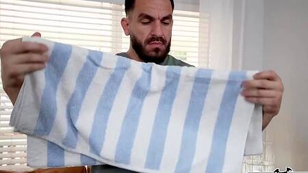 Рыжая милфа с сочным телом соблазняет массажиста